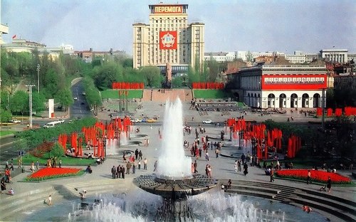 Kiev in the 1980s. Source: Englishrussia.com. For the full post on great colour photographs of Russian cities from 1968-1984, click on the photo. Link embedded within. 