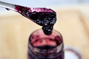 Source: Tasty Yummies blog. (Link to website embedded within photo. For recipe for Concord grape jam, click on photo.)